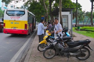 Groupe de mototaxis, à proximité d’un arrêt d’autobus à Hanoi (Source : Blaise Bordeleau, 2014) 