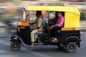 Auto-rickshaw dans les rues de Bangalore (Inde) (Source : Google image, n.d.) 